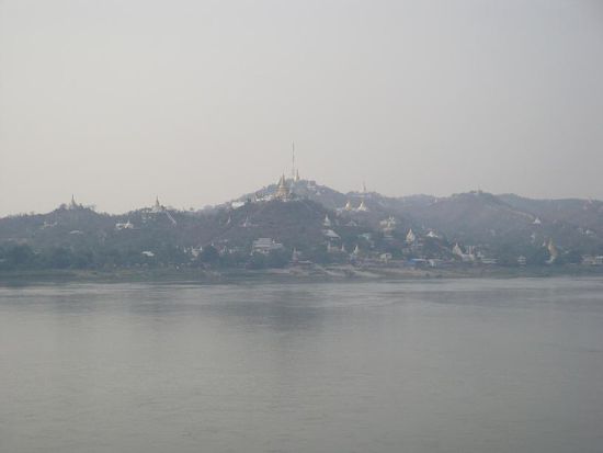 Und hier leider nur aus der Ferne (da wir zu muede waren) die 500 Stupas auf dem "Sagaing"-Huegel. Schon irgendwie verrueckt...
