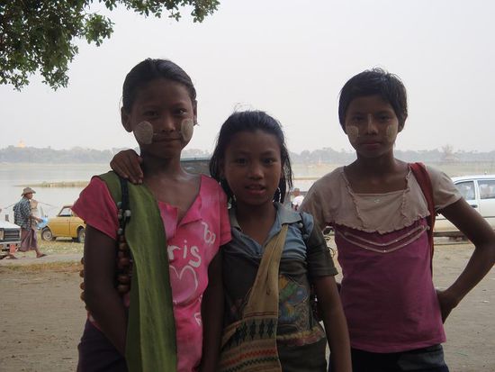 Die 3 Maedchen die uns Halsketten verkaufen wollten...