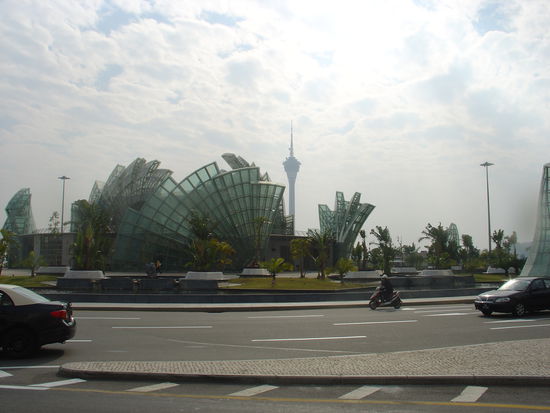 Irgend ein Kunstwerk und im Hintergrund der Macau Tower.