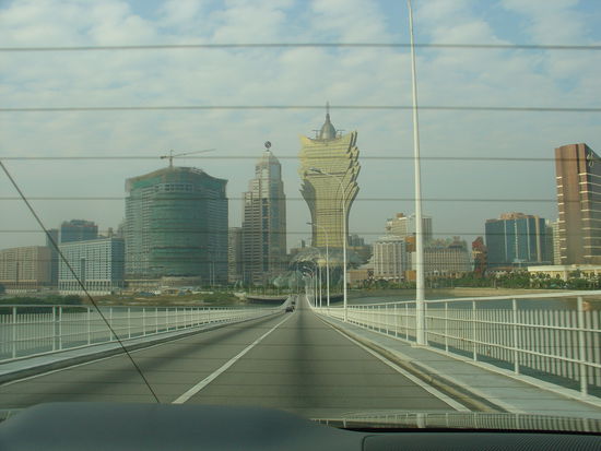 Blick zurueck auf die Skyline von Macau, auf dem Weg zu einem Casino in dem es Pokerturniere gab.
