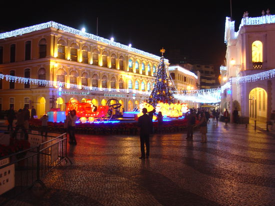 Senado Square bei Nacht... fast ein wenig zu viele Lichter. (aber war trotzdem schoen.)