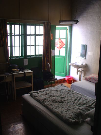 Mein Zimmer mit Balkon und Fenstern 