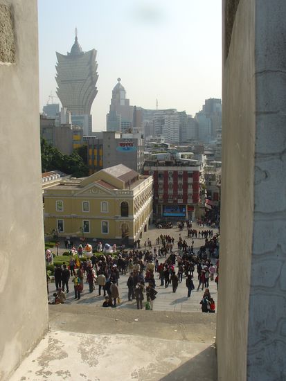 Blick auf die Hochhaeuser von der Ruine aus.