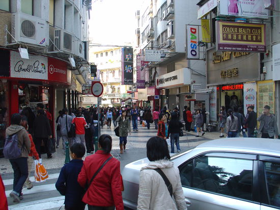Eine Einkaufstrasse in Macau, Samstag Nachmittag.
