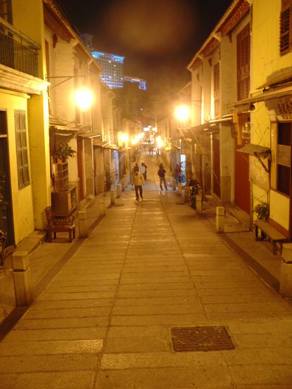 "Rua de Felicidad" wo sich auch die meisten Budget-Unterkuenfte befangen.