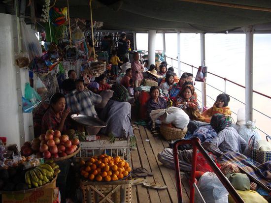 Und hier auf der anderen Seite die Einheimischen... unter ihnen befanden sich natuerlich auch diverse Verkaeufer !