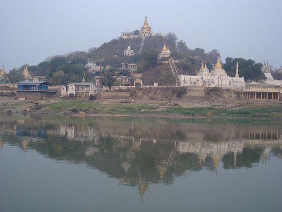 Der Huegel von "Sagain"... sieht wohl nicht uebel aus mit dem Spiegelbild im Wasser !
