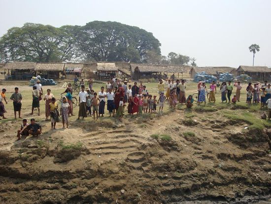 Burmesen am warten bis das Boot anlegt...