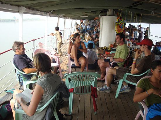 Unsere Gruppe... wir tranken den ganzen Nachmittag ein Bier nach dem anderen, was die Bootfahrt so richtig gemuetlich machte ! So gefaellt mir das Reisen... 