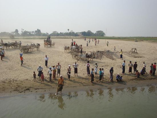 3te Anlagestelle... mit Kuhwagen im Hintergrund... das ist Burma ! 