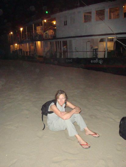 Meine Mutter auf der Sandbank und unser Schiff im Hintergrund... sie war nicht gerade begeistert und befuerchtete hier die Nacht verbringen zu muessen !