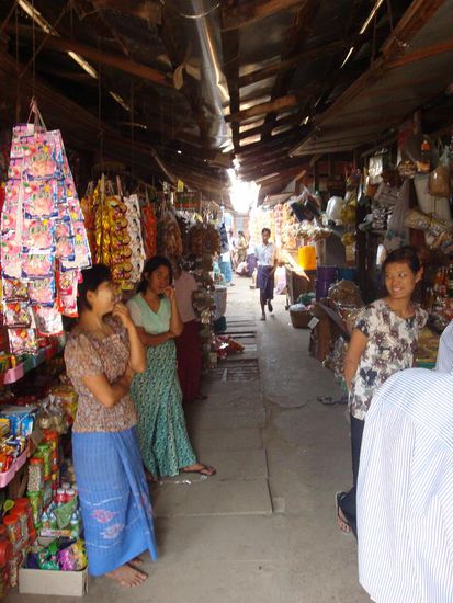 Innerhalb des Marktes... wenn man hier durch wollte musste man zuerst an allen Verkaeuferinen vorbei.