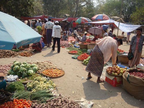 Und der Gemuese-Markt, einfach ausgebreitet auf dem Boden... sieht aber toll aus mit den verschiedenen Farben !