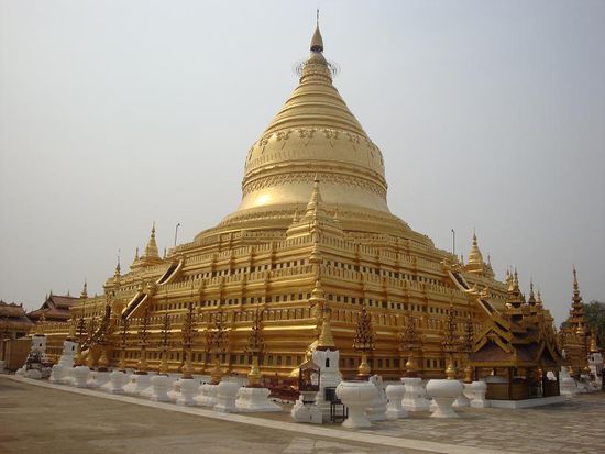 Die Shwezigon-Pagode... schon eindruecklich, vorallem aber weil wir die einzigen Besucher weit und breit waren.