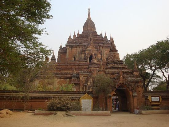 Schon eindruecklich diese Bauten... und wiederum fast Menschenleer, mal abgesehen von den Souvenier-Verkaeufern im Eingangsbereich !