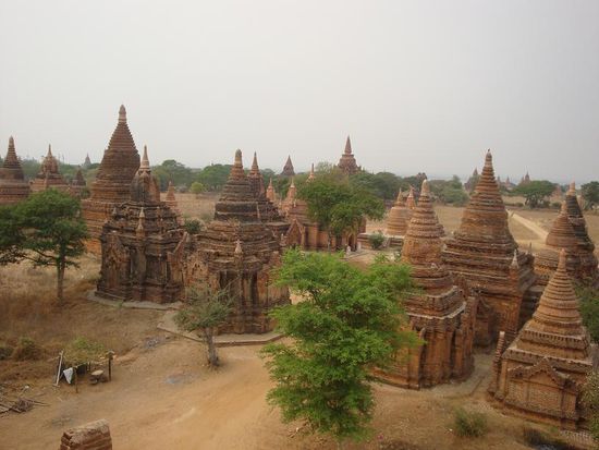 Und hier noch der Ausblick in die entgegengesetzte Richtung... unzaehlige Pagoden, Tempel und Stupas ! Ueberall...