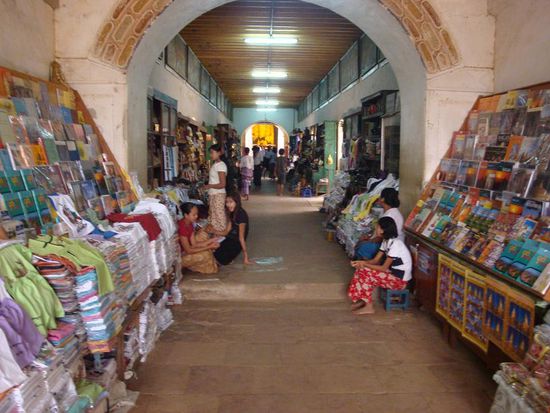 Und so sah der Eingangsbereich zum Tempel aus... unzaehlige Staende, ich frage mich nur wie sich das lohnt bei so wenigen Touristen !