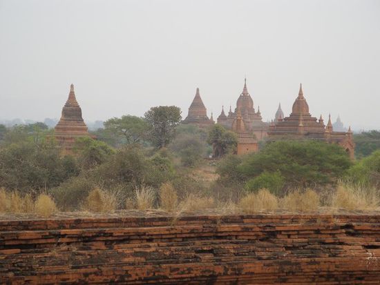 Ausblick von einem Huegel auf irgendwelche weiteren Tempel...