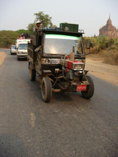 Auf dem Weg ueberholte uns ein Burma-Mobil... cool oder, dieses Teil ! So was sieht man auch nur hier...