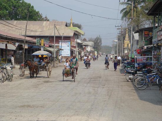 Im Stadt- oder besser gesagt Dorfzentrum von "Nyaungshwe"... Pferdekutschen und Fahrraeder, nur wenige Autos.
