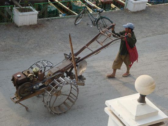 Dieses Gefaehrt passierte die Strasse als wir ein Bier genossen... Burma-Style ! 