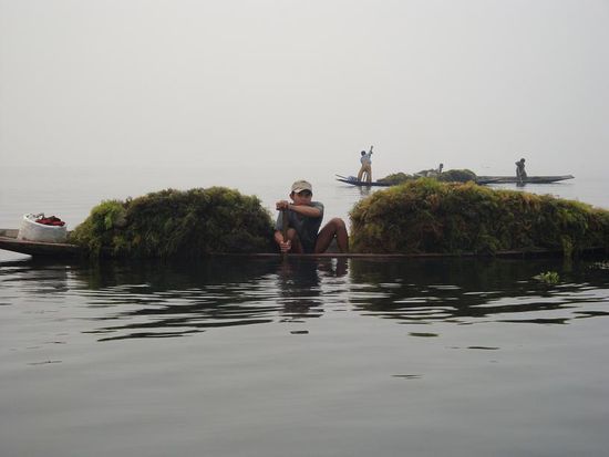 Beladen voller Seegras... ein paar Kilo mehr und das Boot ueberlaeuft !