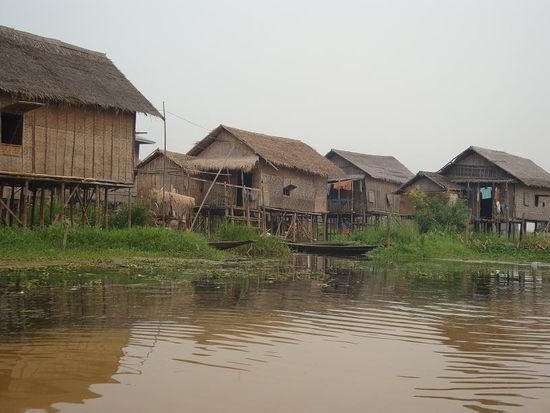So sahen die Haueser in den hier mehrheitlich auf Wasser gebauten Dorfern aus...