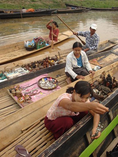 Diverse Boote die sich uns anhaengten... und ausgestreckte Haende in Richtung meiner Mutter 