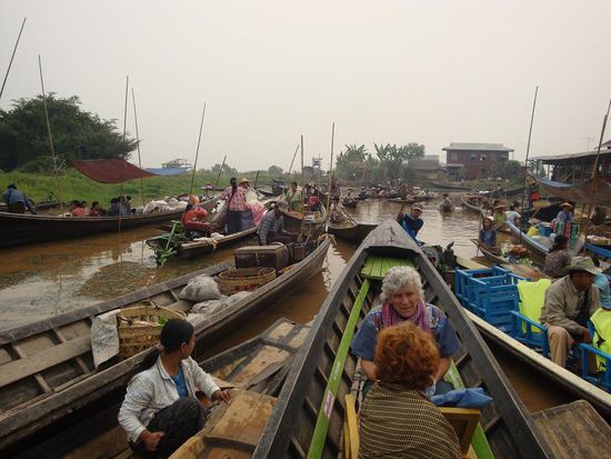 Verkehrschaos auf dem Fluss... der "Floating Market".