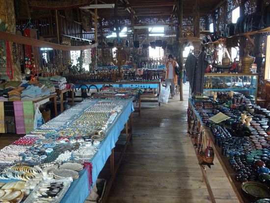 Der wahrscheinlich groesste Souvenierladen auf dem Inle-Lake... meine Mutter kaufte sich hier 2 schone Blusen fuer 10 USD !
