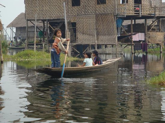 Auf dem Weg von einem Shop zum anderen... Einheimische Kinder auf ihrem Transportmittel.