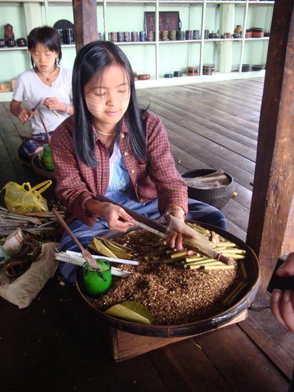 Die 18-Jaehrige die uns den Ablauf erklaert hatte... natuerlich auch hier wieder "Tanaka-Paste" im Gesicht !