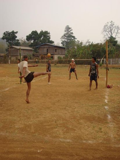 Und im Dorf selber spielten die Jungen Fussball-Tennis mit einem komischen wahrscheinlich aus Bambus oder so gefertigten Ball.