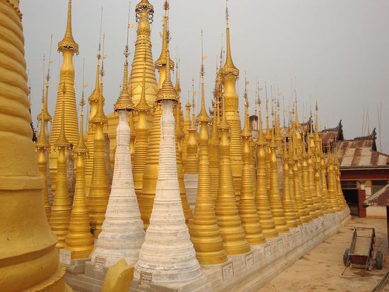 Und auf der Spitze die neuen vergoldten Stupas... keine Ahnung was so viele Stupas bringen sollen !