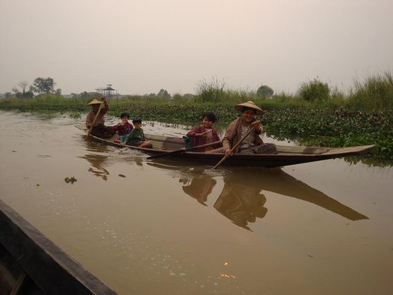 Ein Boot das wir auf unserem Rueckweg passierten... die Burmesen waren alle wie immer am laecheln.