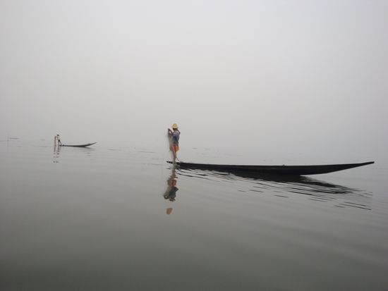 Und zwei weitere Fischer... unglaublich wie sie auf den kleinen Booten das Gleichgewicht halten konnten ! Und irgendwie cool wie das Wasser und der Himmel auf diesem Foto verschmelzen...