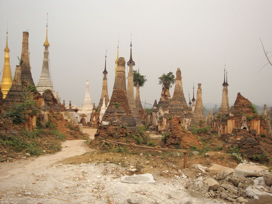 Hier einige der alten Stupas auf dem Huegel von "Indein".