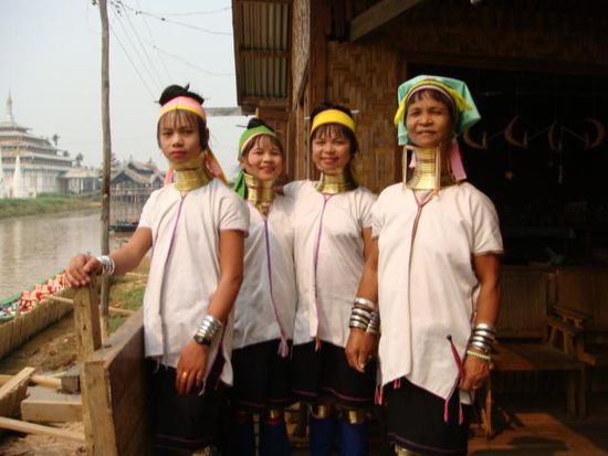 Und die bekannten "Long Neck" Frauen am posieren... mir passte das irgendwie nicht wirklich ! Trotzdem aber ein Foto...