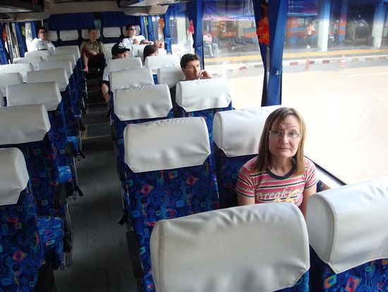 Der VIP-Bus... fast leer und richtig gemuetlich, vorallem im Vergleich zu den burmesischen Bussen. 