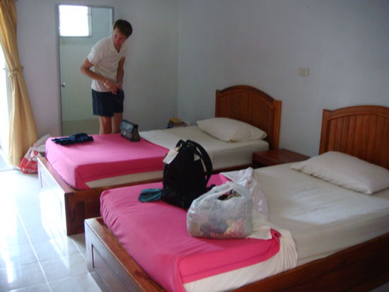 Unser voll gemuetliches Hotelzimmer mit TV, kleinem Balkon und Klimaanlage... 10x besser als das Bungalow die Nacht zuvor und trotzdem nur 13 CHF teurer !