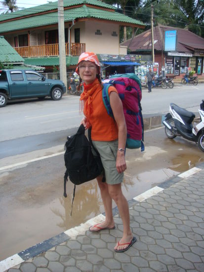 Meine Mutter (Backpacker-Style) bereit zum weiterreisen...