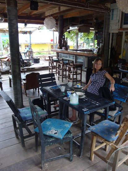 Am naechsten Morgen im Restaurant gegenueber unserers Bungalows...