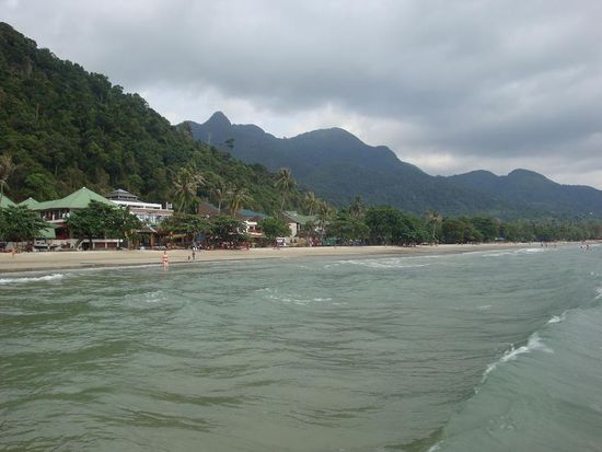 Sicht auf die Insel vom Meer aus... sieht toll aus mit den Bergen im Hintergrund, leider war es anfangs ein wenig bewoelkt !