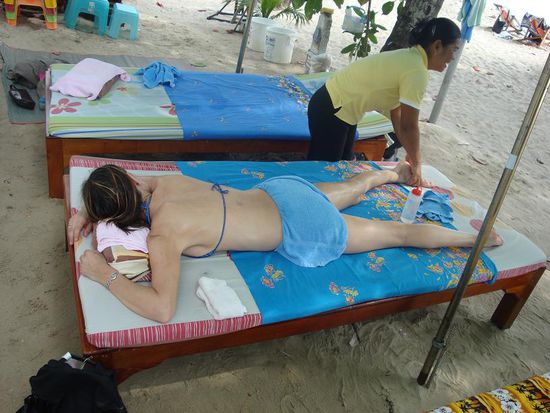 Und hier meine Mutter waehrend der Massage... gemuetlich, oder ? Aber das hatte sie sich auch mehr als verdient nach einer mehr oder weniger anstrengenden Woche in Burma !