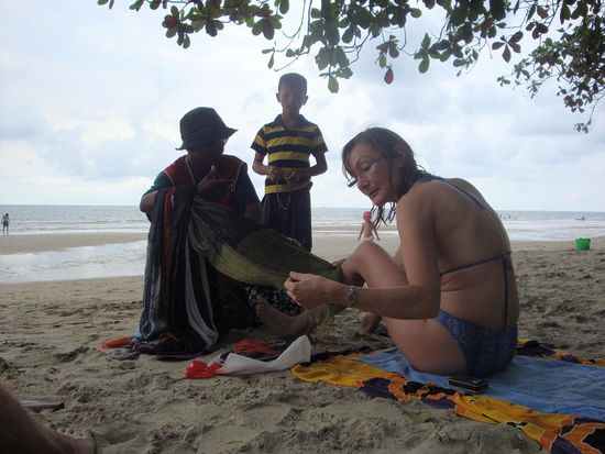 Meine Mutter am handeln mit einem der Strandverkaeufer...