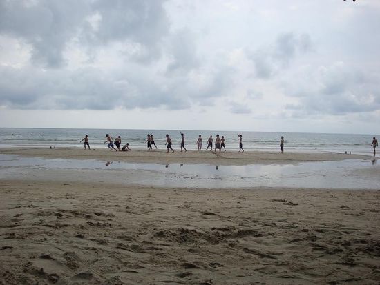 Fussball am Strand... irgendwie haette ich gerne mitgespielt, da ich aber keine Lust auf eine Verletzung hatte liess ich es besser bleiben ! 