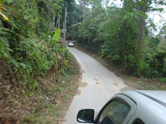 Fahrt ueber die huegeligen Strassen zum Pier von Koh Chang...
