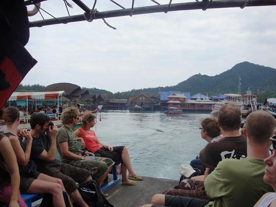 Noch ein letzter Blick zurueck vom Boot  auf den Hafen...