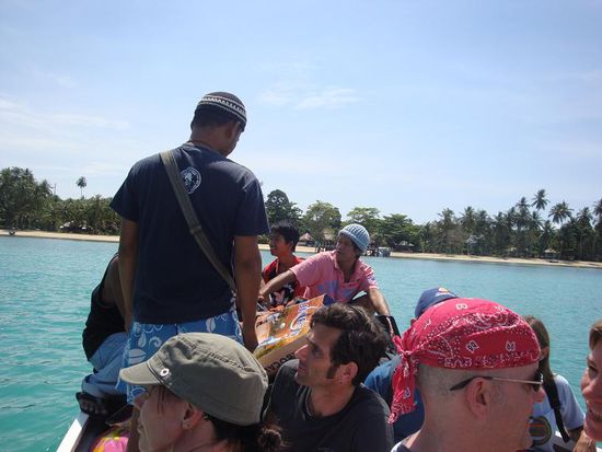 Das total ueberfuellte kleine Boot auf dem Weg zum Strand...