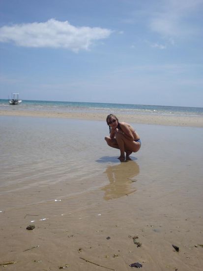 Meine Mutter am Suchen von irgendwelchen Krebsen oder sonstigen Meeresbewohnern 